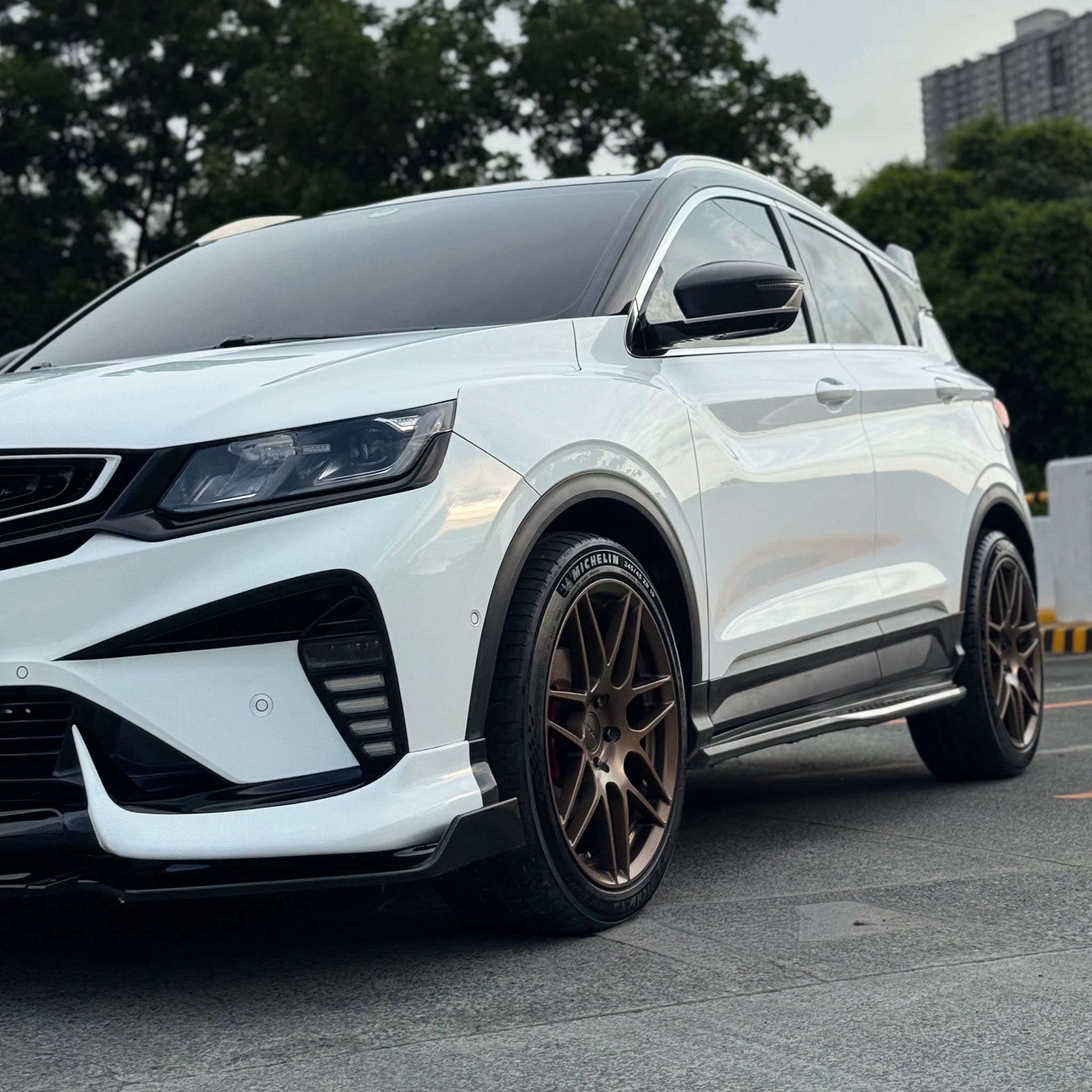 white geely suv front angle