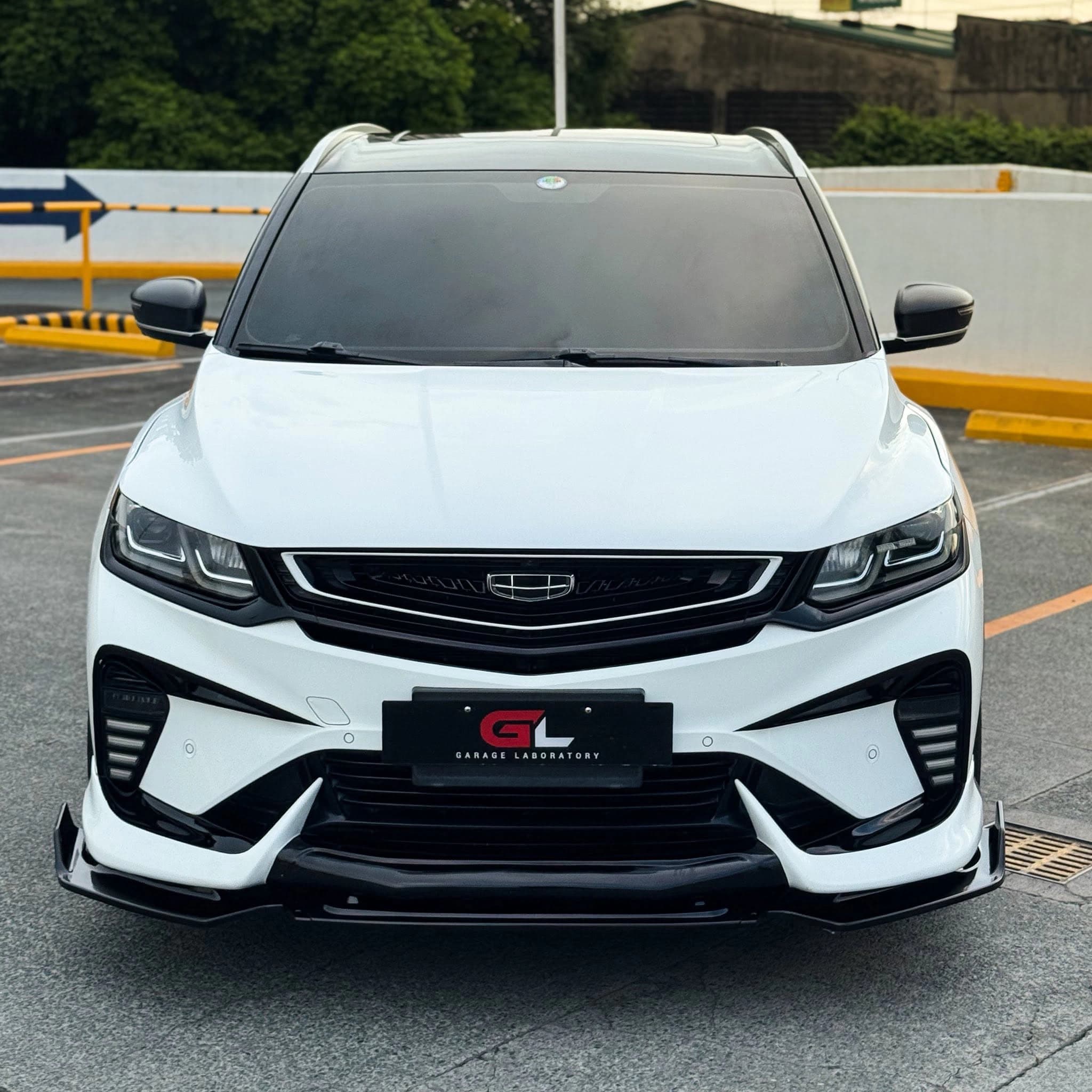 white geely suv front view