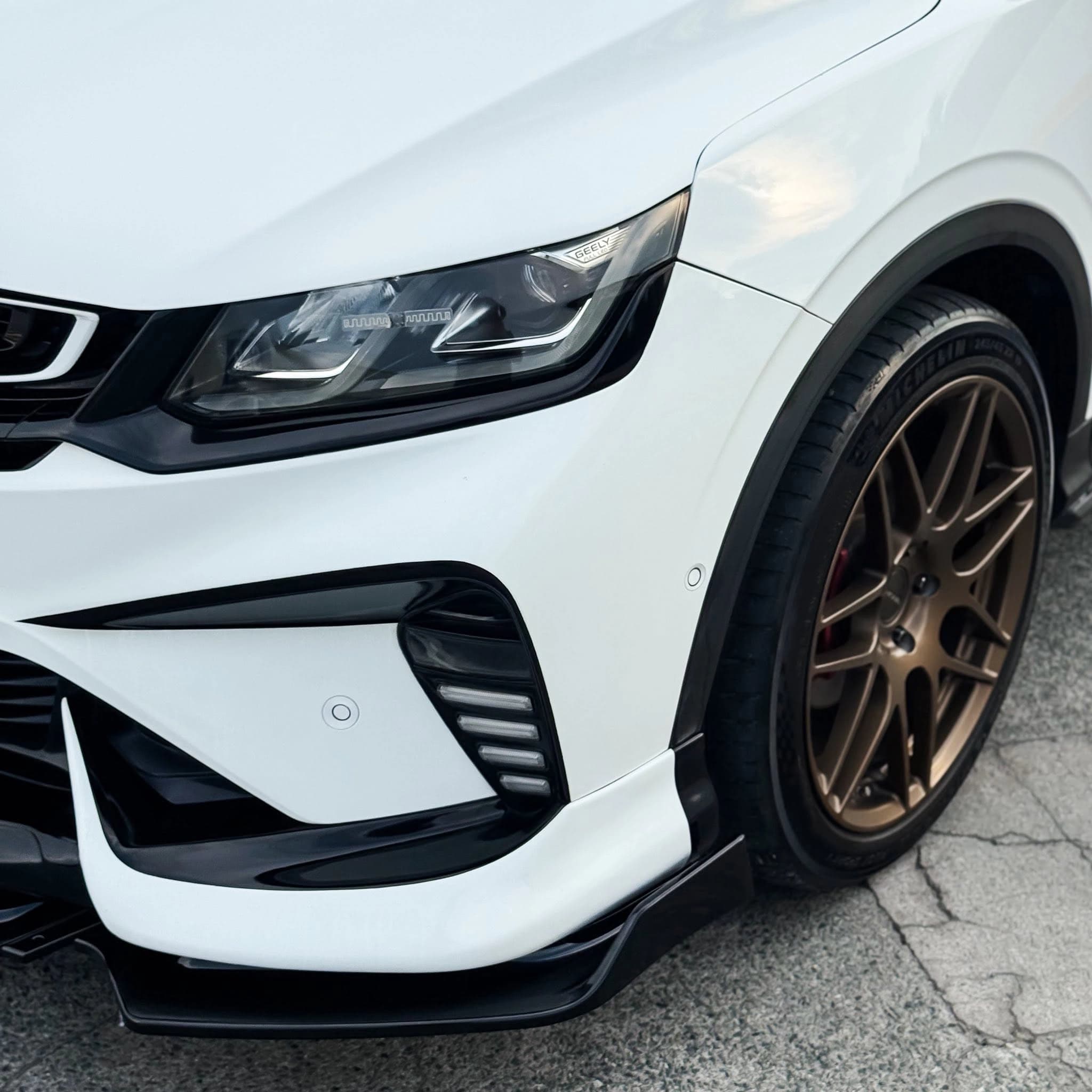 white geely suv front wheel angle