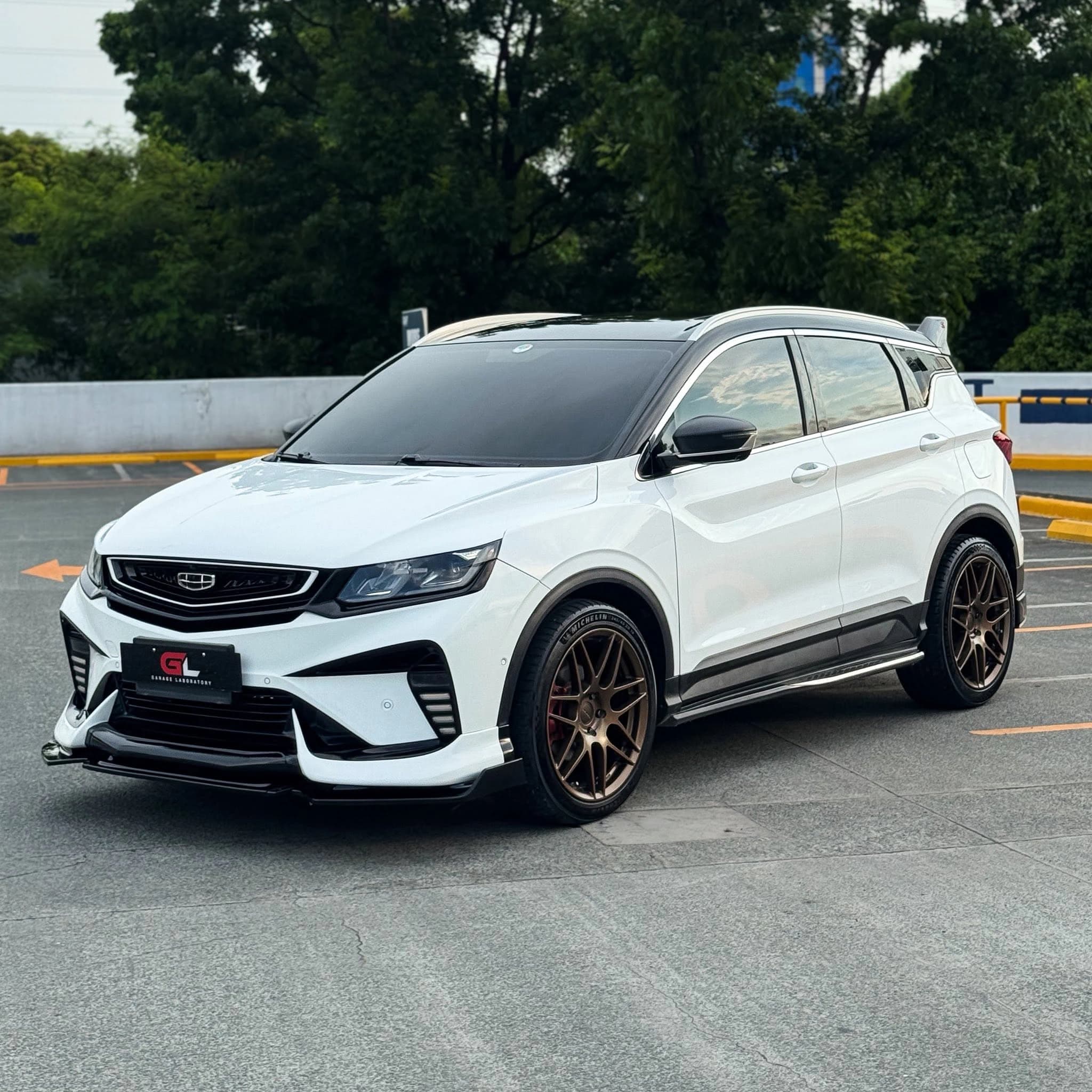 white geely suv full front angle