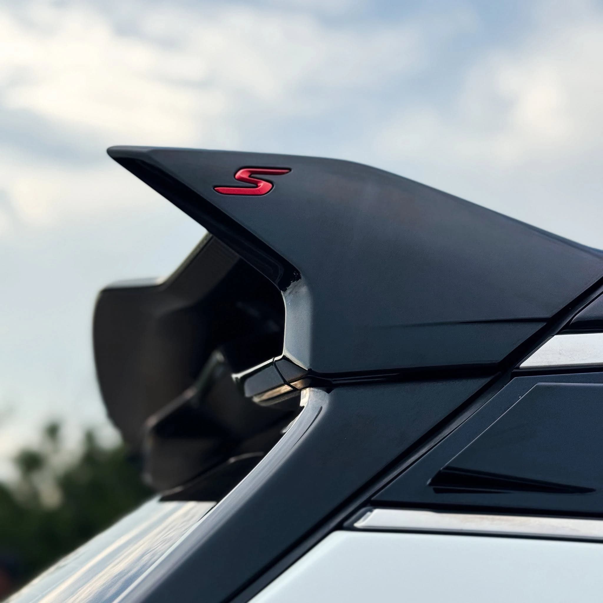 white geely suv rear spoiler detail